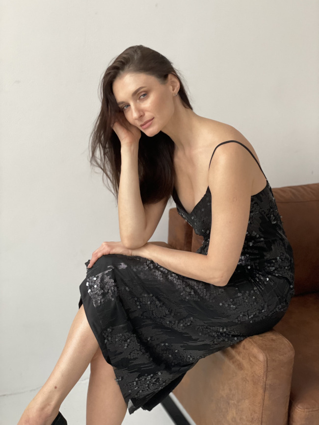 Пошив платья из шелка и паеток.